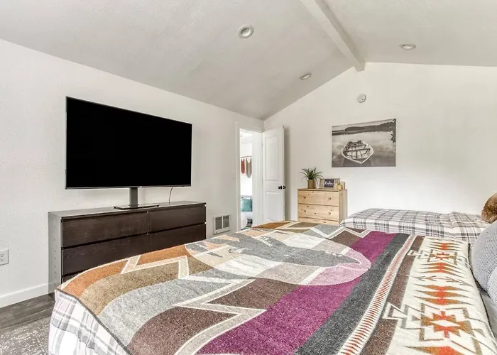 Riverbend Retreat 3 - Riverfront, Hot Tub, Bbq Pet Friendly