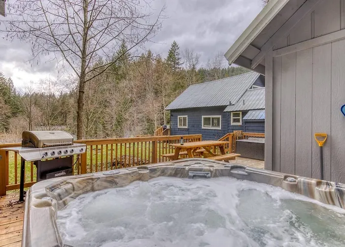 Riverbend Retreat 3 - Riverfront, Hot Tub, Bbq Pet Friendly