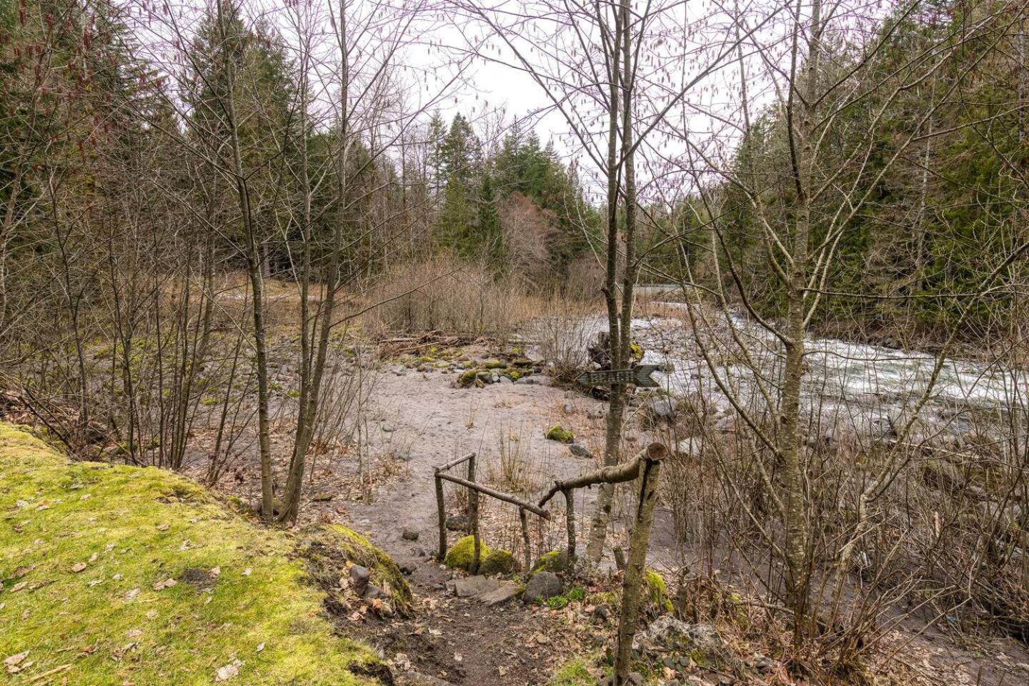 Riverbend Retreat 3 - Riverfront, Hot Tub, Bbq Pet Friendly Holiday home *