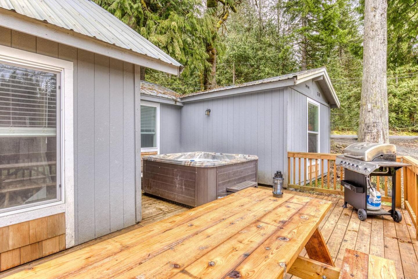 Riverbend Retreat 3 - Riverfront, Hot Tub, Bbq Pet Friendly