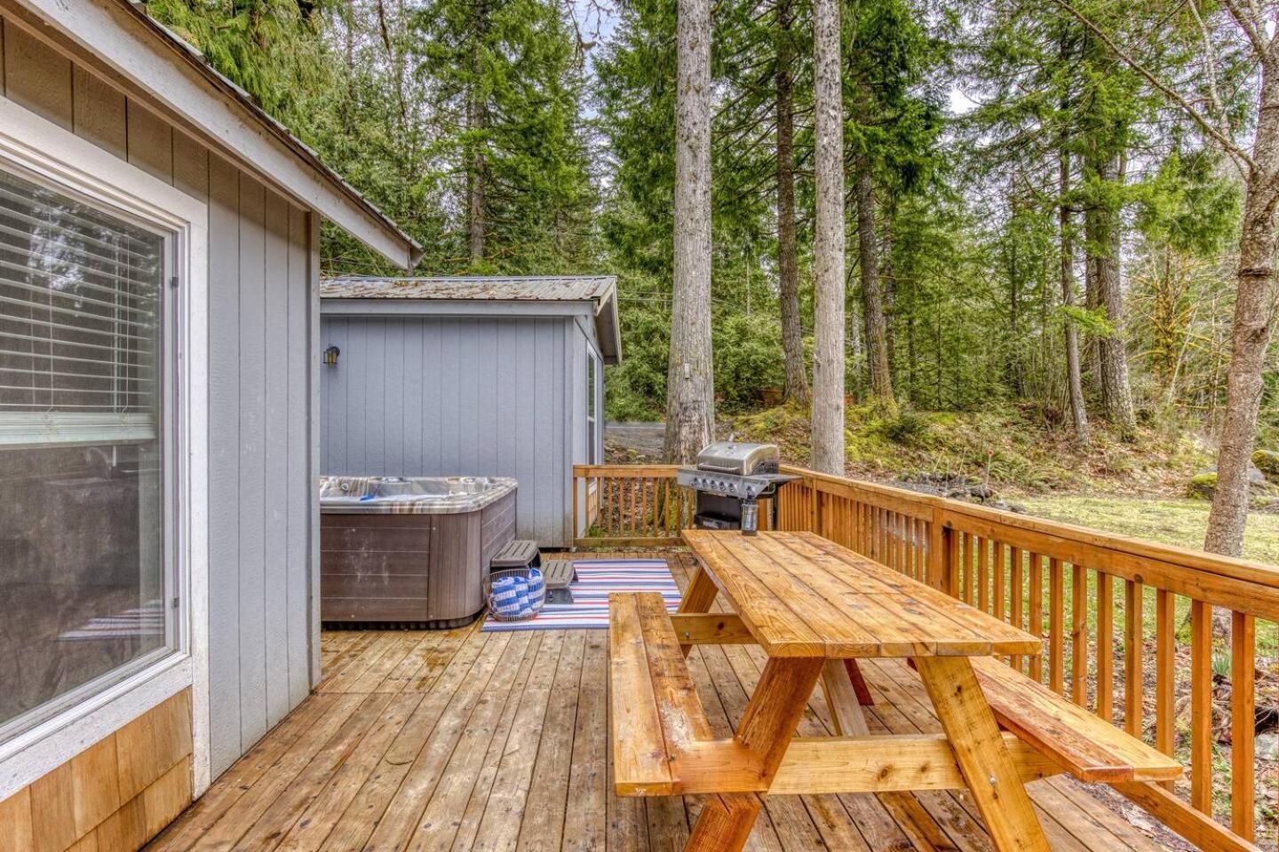 Riverbend Retreat 3 - Riverfront, Hot Tub, Bbq Pet Friendly Holiday home Rhododendron