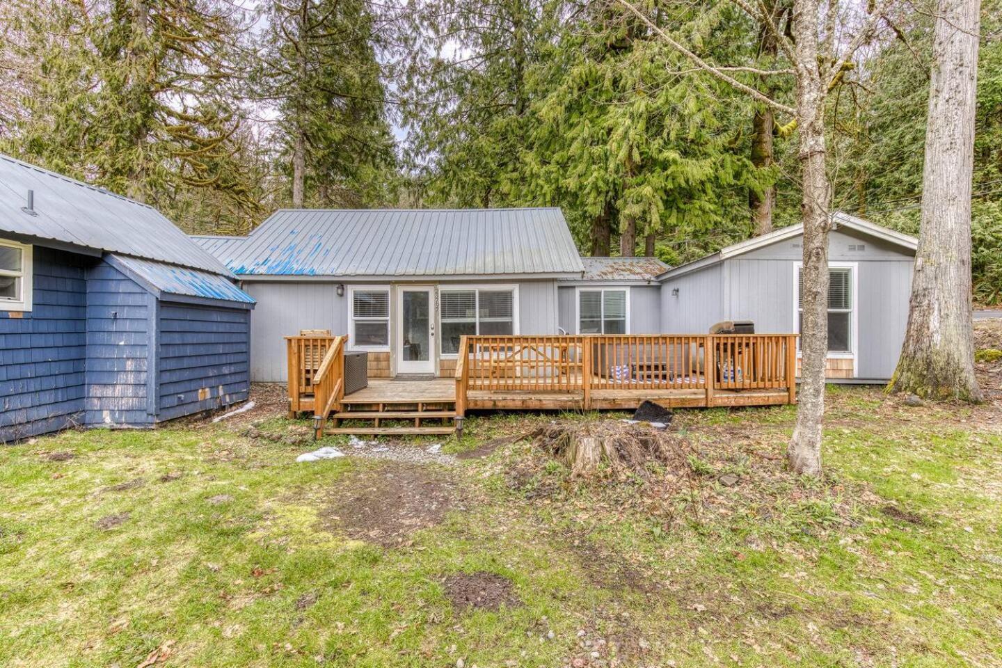 Riverbend Retreat 3 - Riverfront, Hot Tub, Bbq Pet Friendly Holiday home